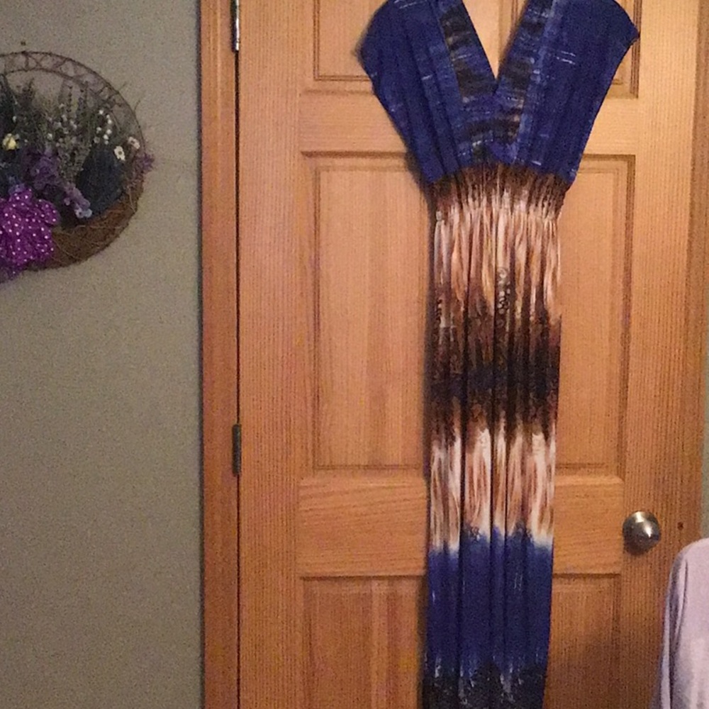 Oh so pretty maxi dress o/s.